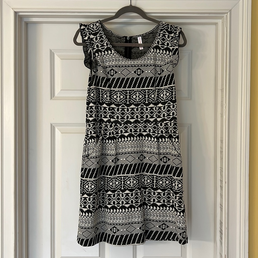 Xhilaration dress with pockets. Perfect for work or an event. Size large.